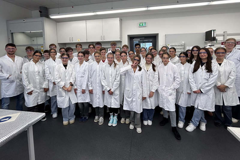 Neuntklässler experimentieren im „Maxi-Chemikum“