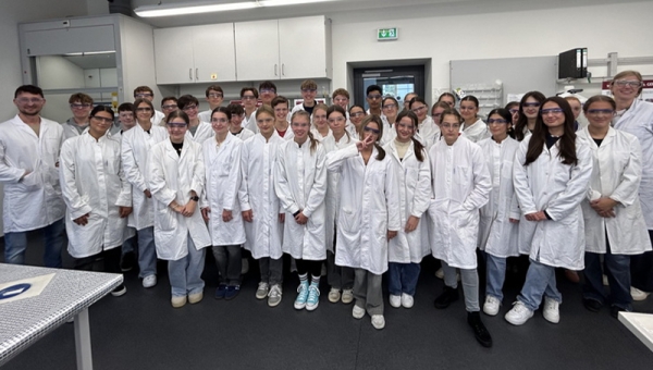 Neuntklässler experimentieren im „Maxi-Chemikum“