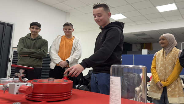 „IamMINT“: Humboldt-Schüler erhalten Einblick in Ausbildungsbetrieb Pfeiffer Vacuum