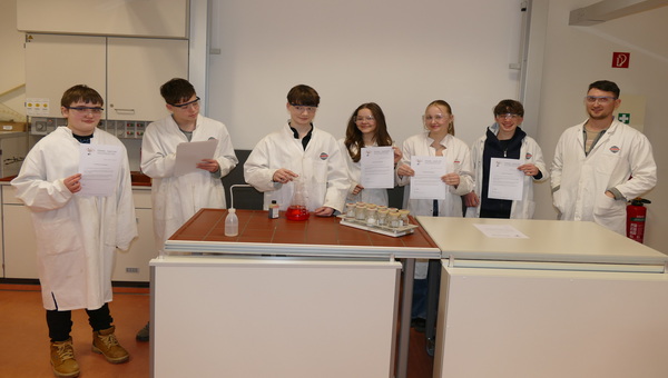 Chemie-AG begeistert beim Wettbewerb „Chemie – mach mit!“ mit Experimenten rund um die Banane 