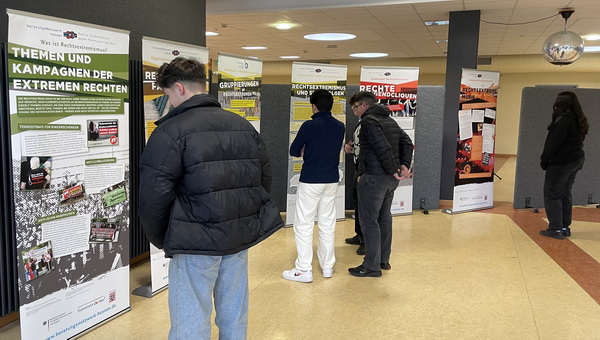 Ausstellung informiert Humboldt-Schüler über Rechtsextremismus