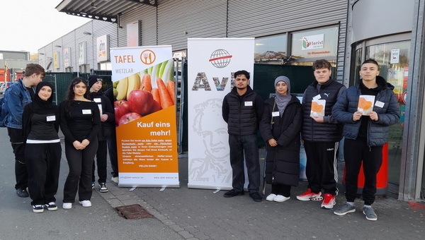 Neuntklässler engagieren sich bei Aktion „Kauf eins mehr“