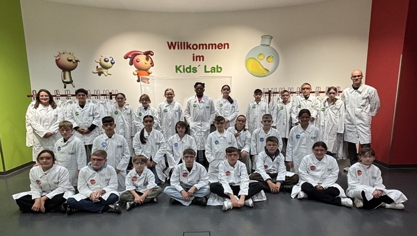 „Junge Humboldtianer“ experimentieren im „BASF Kids‘ Lab“