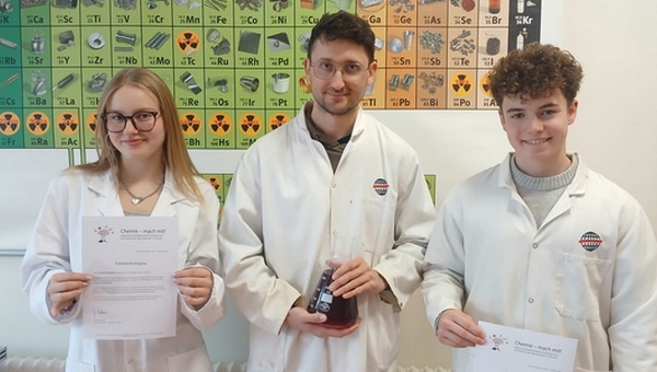 Säuren, Farben und Zitrusduft: Chemie-AG forscht mit Zitronen und Limetten