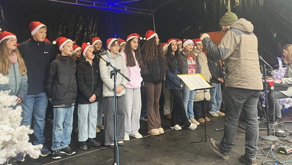 Rund 100 Humboldt-Schüler musizieren beim Weihnachtsmarkt