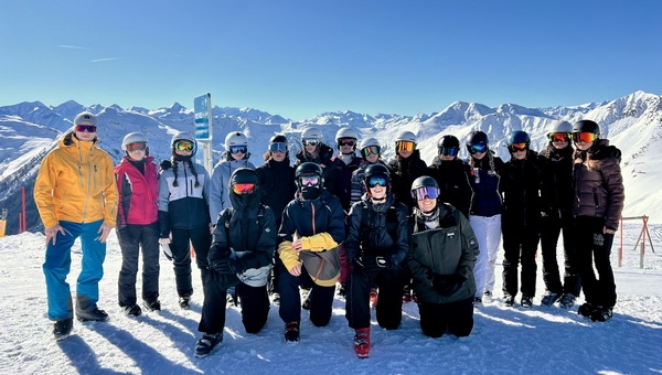Von der Schulbank auf die Piste: Humboldt-Schüler zum Skikurs in Österreich 